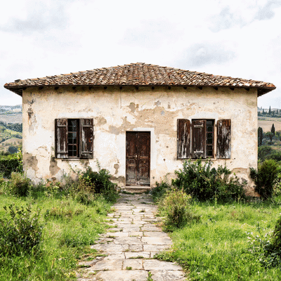 Video aziendale professionale che mostra la trasformazione di una casa italiana ristrutturata da un'impresa edile.